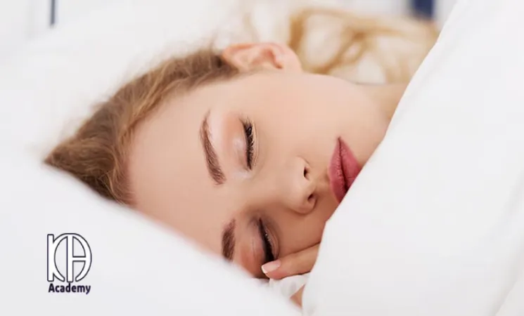 خوابیدن با آرایش و بی‌توجهی به نظافت پوست در شب